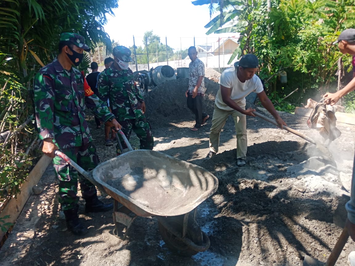 Jalin Hubungan Sosial Dengan Masyarakat, Babinsa Bergotong-Royong Bangun Jalan Desa