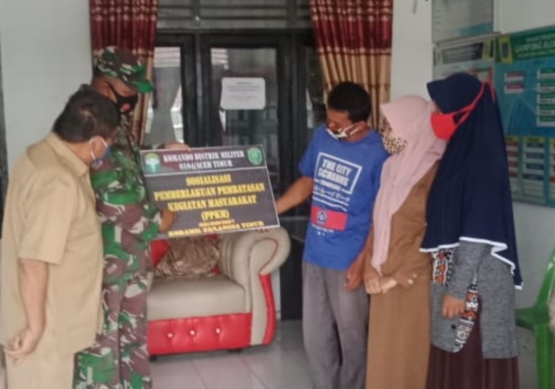 Tak Bosan-bosan Babinsa 23/Lgst  Sosialisasikan PPKM