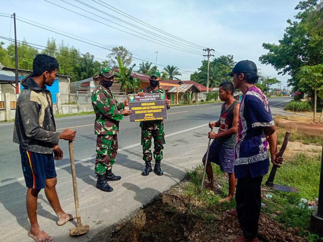Terapkan PPKM Mikro, Babinsa 23/Lgst Gencar Imbau Masyarakat Patuhi Prokes