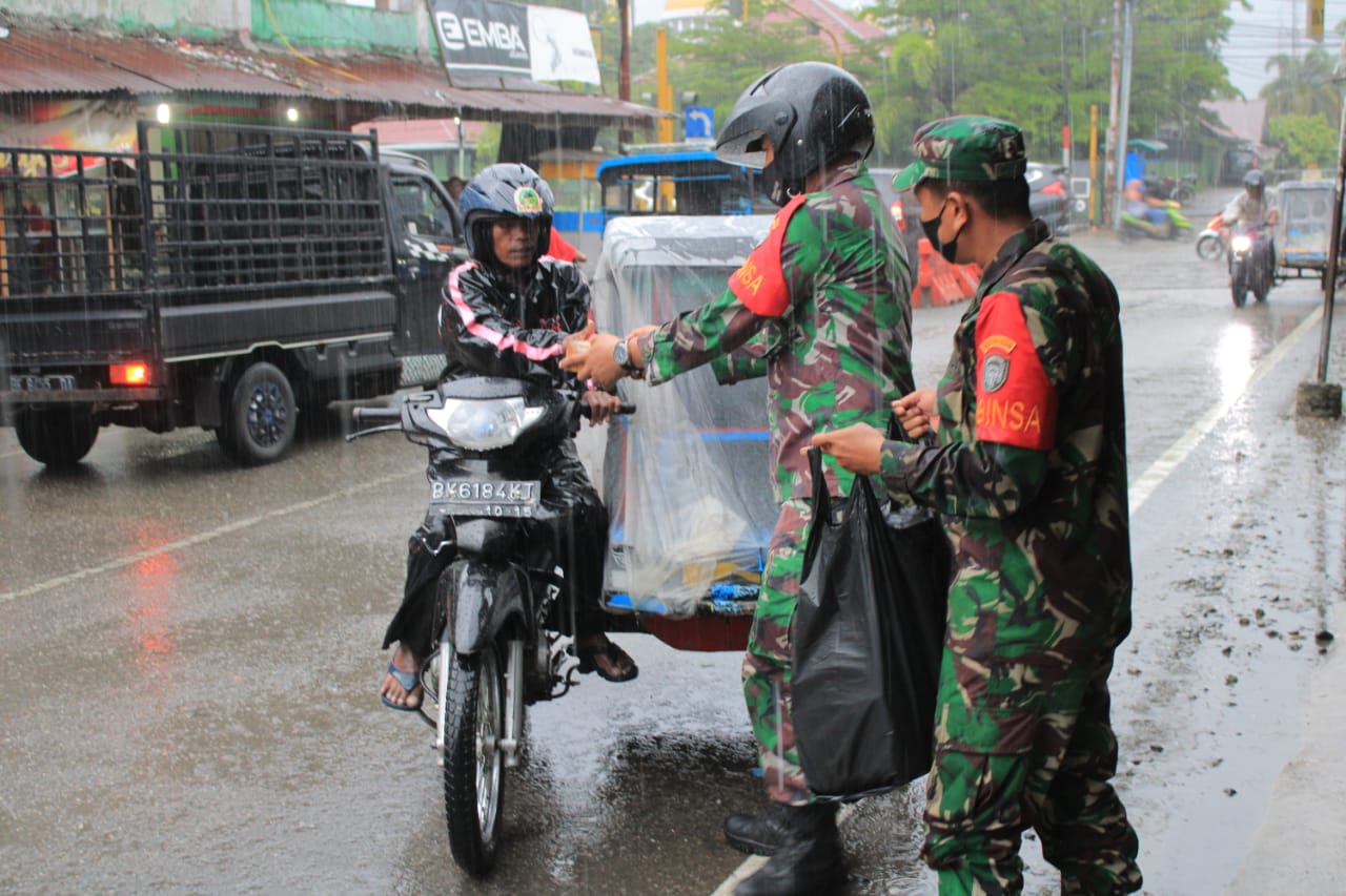 Kodim Agara Bagikan Takjil Jelang Berbuka Puasa