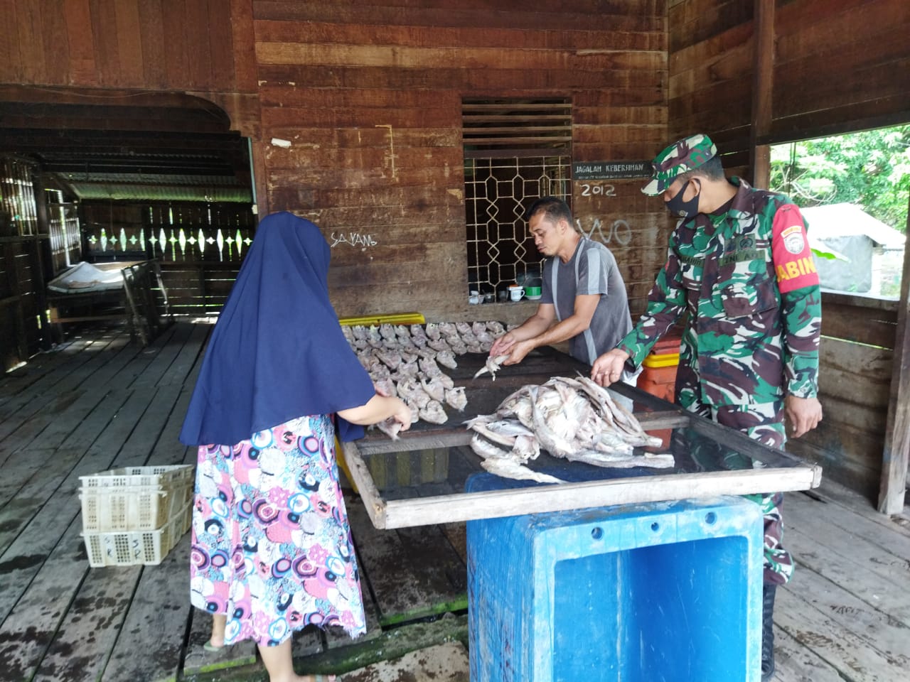 Babinsa Ramil 12/Sry Anjangsana ke Pengolahan Ikan Asin