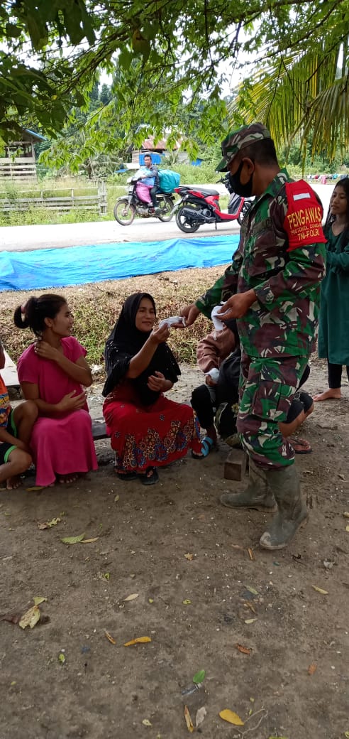 Babinsa gencar bagikan masker ke warga Binaan.