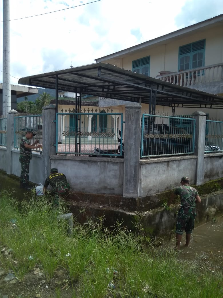 DANRAMIL KUALA BATEE PIMPIN LANGSUNG PELAKSANAN PENGECETAN PAGAR MESJID