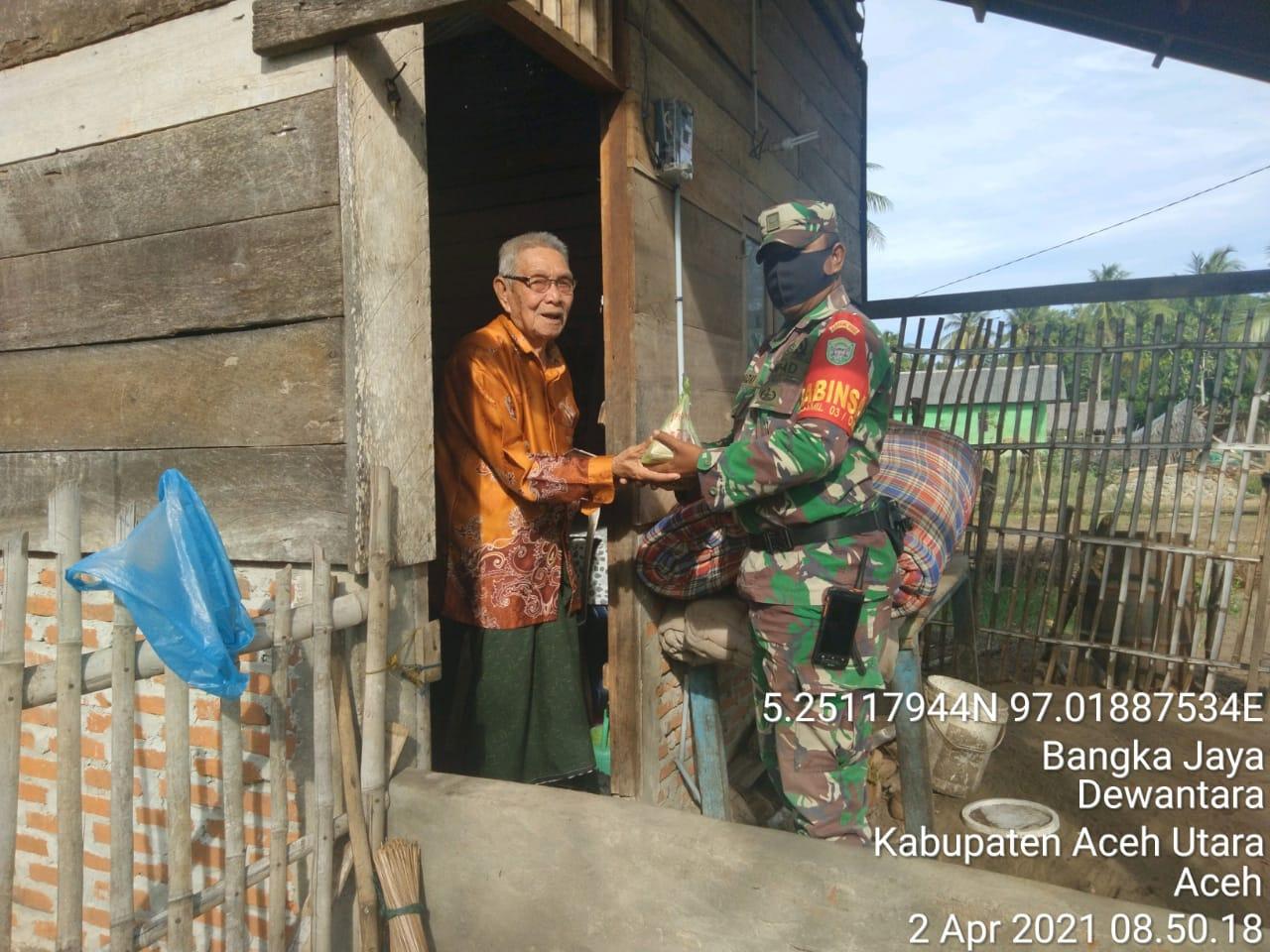 Menyisihkan sebagian rizkinya, Personel Koramil 03/Dwt Bagikan Nasi kotak Kepada Warga yang kurang Mampu.