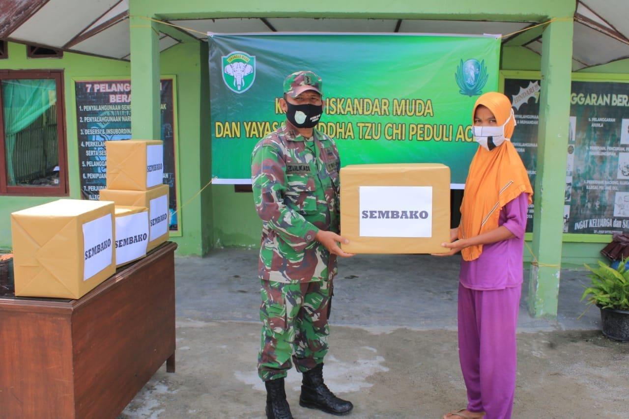 Kodim Agara Serahkan Bansos Masyarakat Tak Mampu