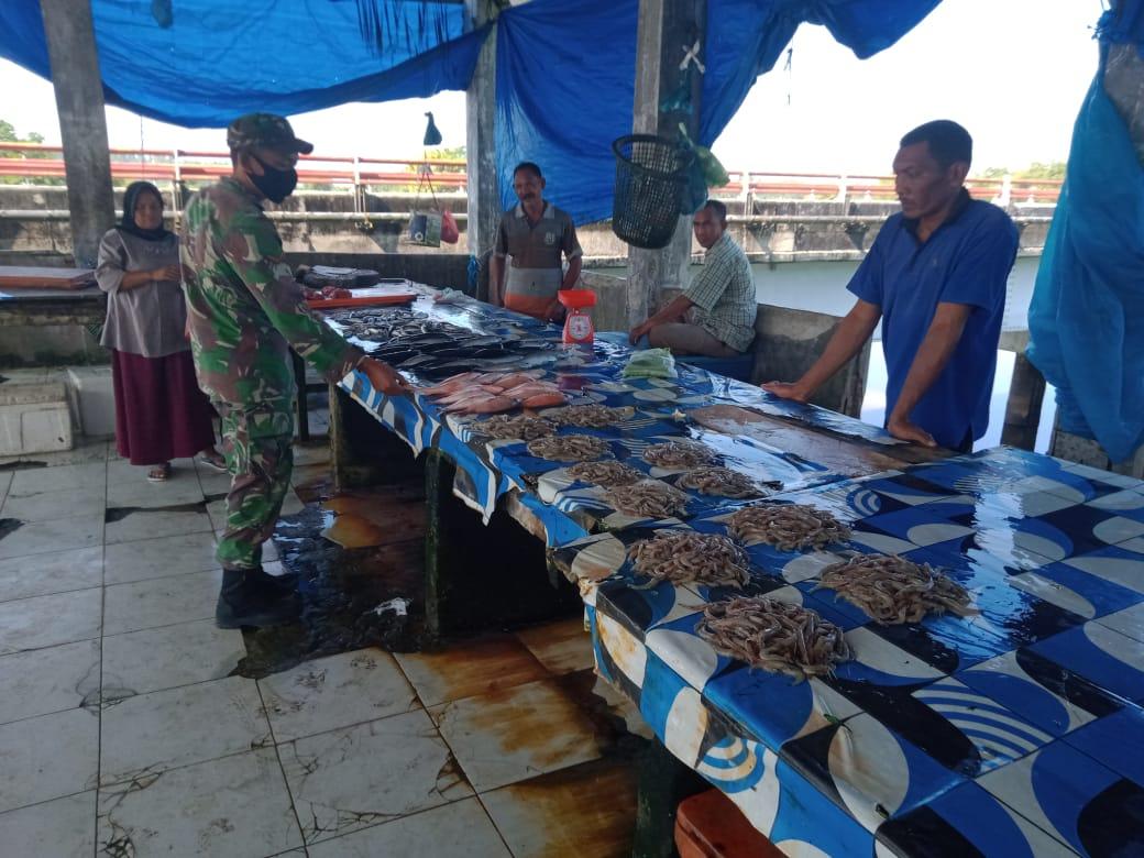 Pastikan Harga Jual Ikan Segar Stabil Babinsa Panga Turun Kepasar