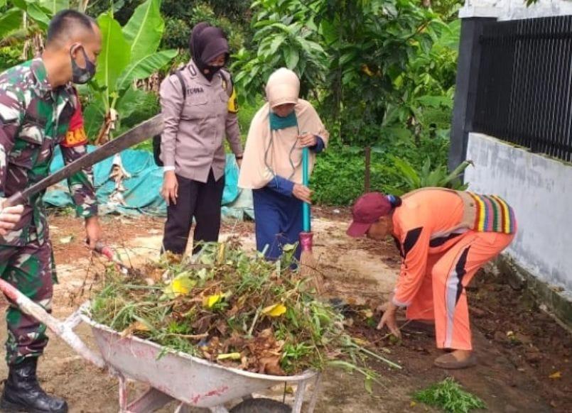 Ciptakan Lingkungan Bersih, Petugas PPKM Gotong Royong