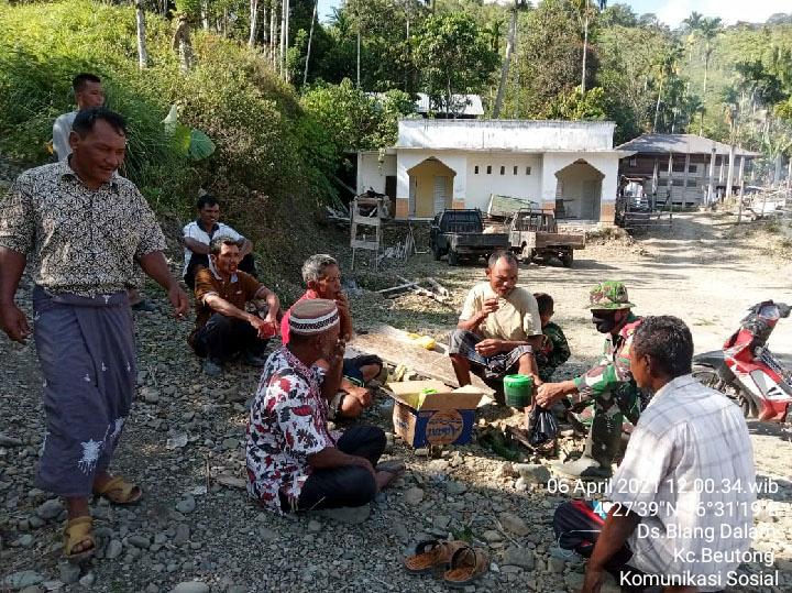 Babinsa Koramil 05/Beutong Laksanakan Komsos dengan masyarakat untuk Kemanunggalan TNI dengan Rakyat