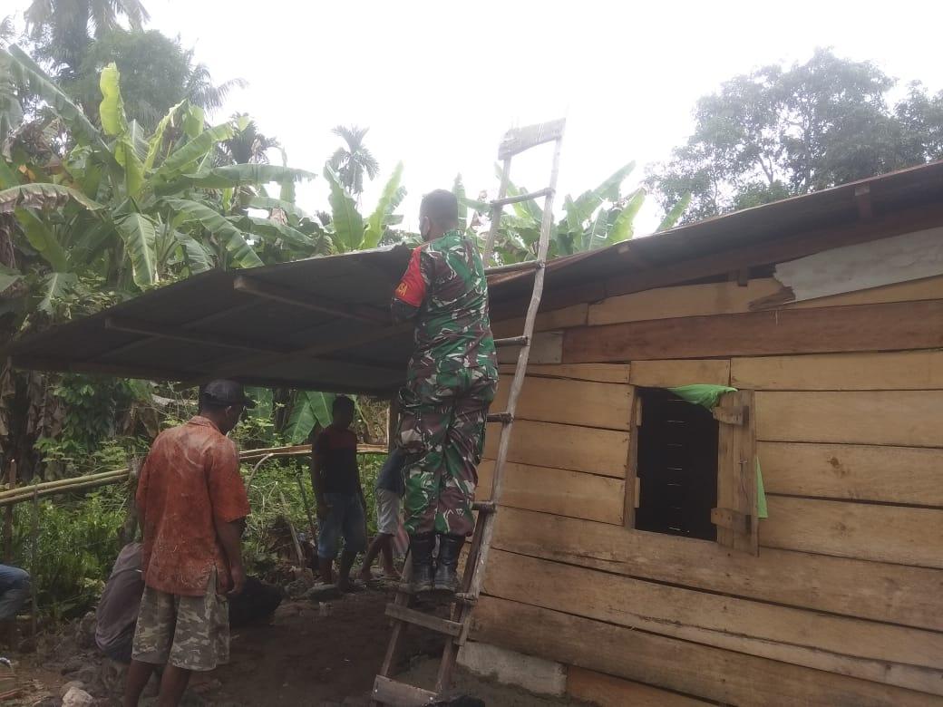 Atasi Kesulitan Warga, Koptu Tursaini dan Masyarakat Subarang Bantu Bangun Rumah Ibu Ratini 