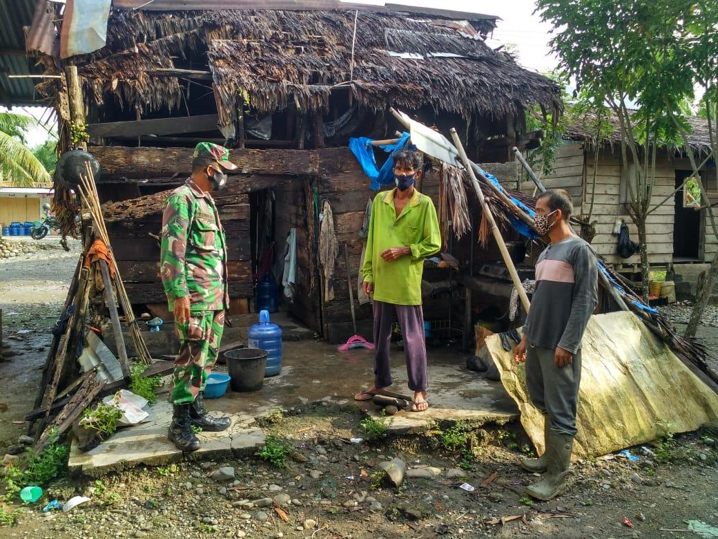 Babinsa Posramil Tripa Makmur Cek Langsung Warga miskin yang Kodisinya Memprihatinkan dan sedang Viral di Medsos