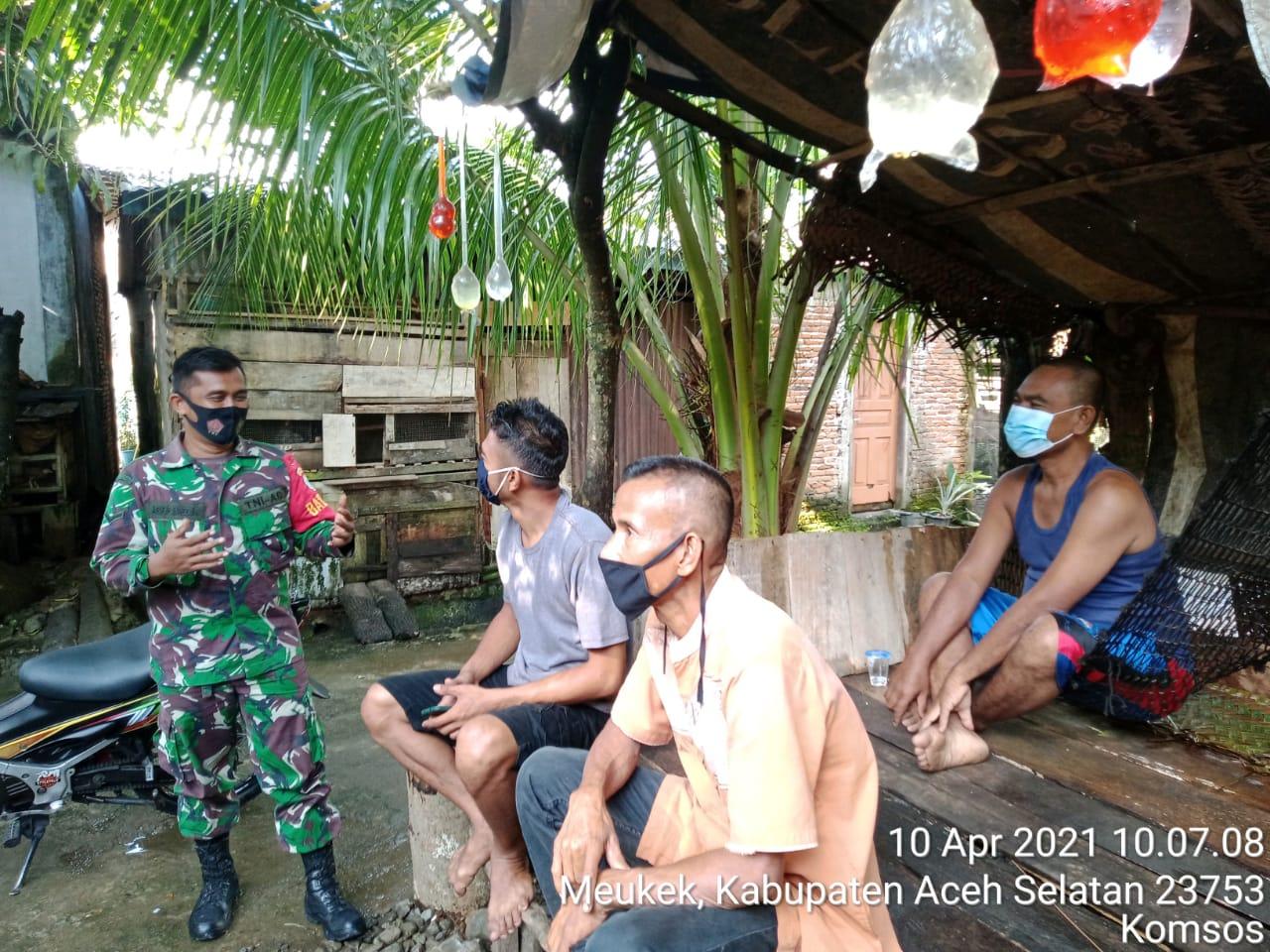 Bangun Kedekatan Dengan Warga, Babinsa Koramil 03/Meukek Komsos ke Desa Binaan