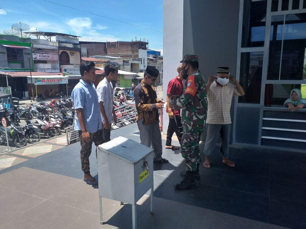 Upaya Memutus Mata Rantai Covid-19, TNI Bagikan Masker Gratis