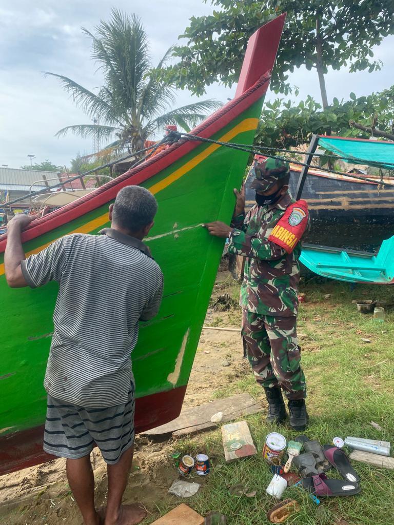 Komsos Babinsa Serma Fatahilah Bersama Nelayan Desa BInaan  