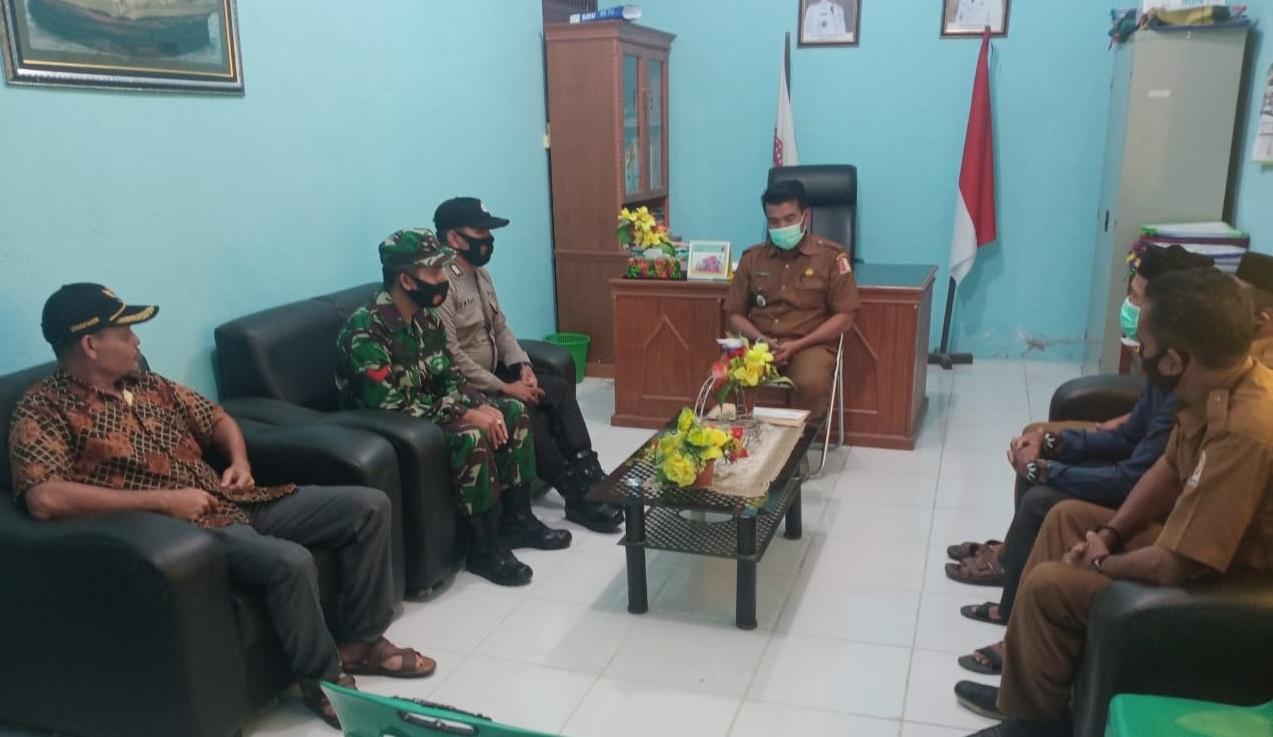 Jalin Keakraban Babinsa Laksanakan Komsos dengan Aparat Desa Binaan