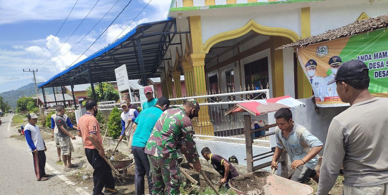 Serda Musrianto Bersama Warga Bersihkan Saluran Parit Masjid