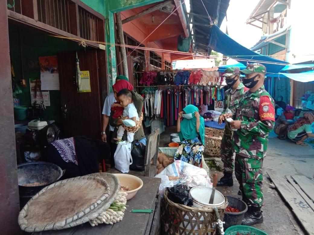 Cegah Covid-19, Satgas PPKM Bagikan Masker 