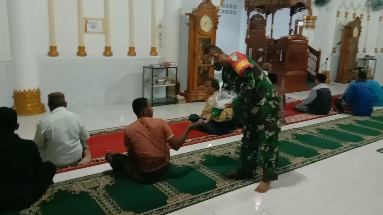 GUNA MEMUTUSKAN PENYEBARAN COVID-19, BABINSA KORAMIL 24/ LEMBAH SEULAWAH MEMBAGIKAN MASKER