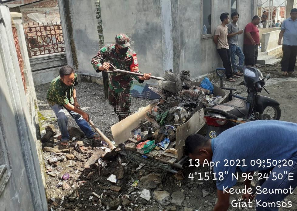 Babinsa dan Masyarakat Beutong Gotong Royong