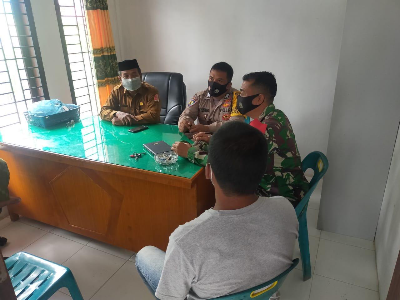 Untuk perkuat tali Persaudaraan Babinsa Koramil 04/Seunagan Laksanakan Komsos bersama warga desa binaan