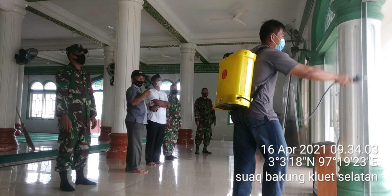 Beri Kenyamanan Terhadap Jama’ah, Tiga Pilar Kluet Selatan Lakukan Penyemprotan Disinfektan di Mesjid Baiturrahma Suaq Bakong