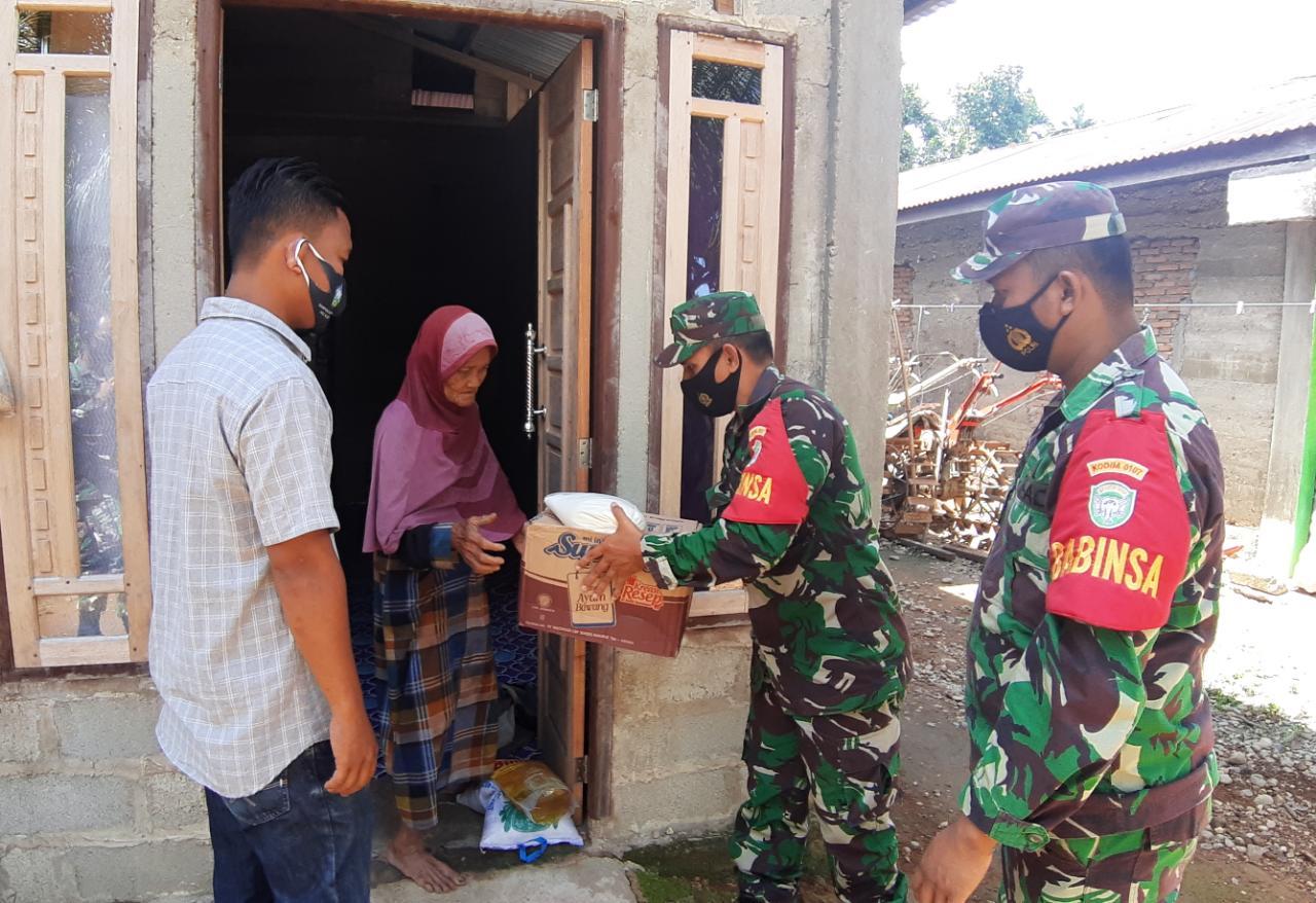 Ditengah Bulan Suci Ramadhan, Kodim 0107/Aceh Selatan Bagi-Bagi Sembako Kepada Masyarakat Kurang Mampu