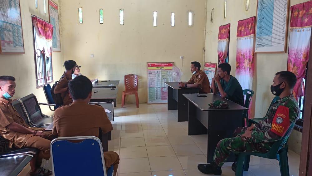 Babinsa laksanakan Komsos dengan mendata Jumlah Penduduk bersama aparat Desa   