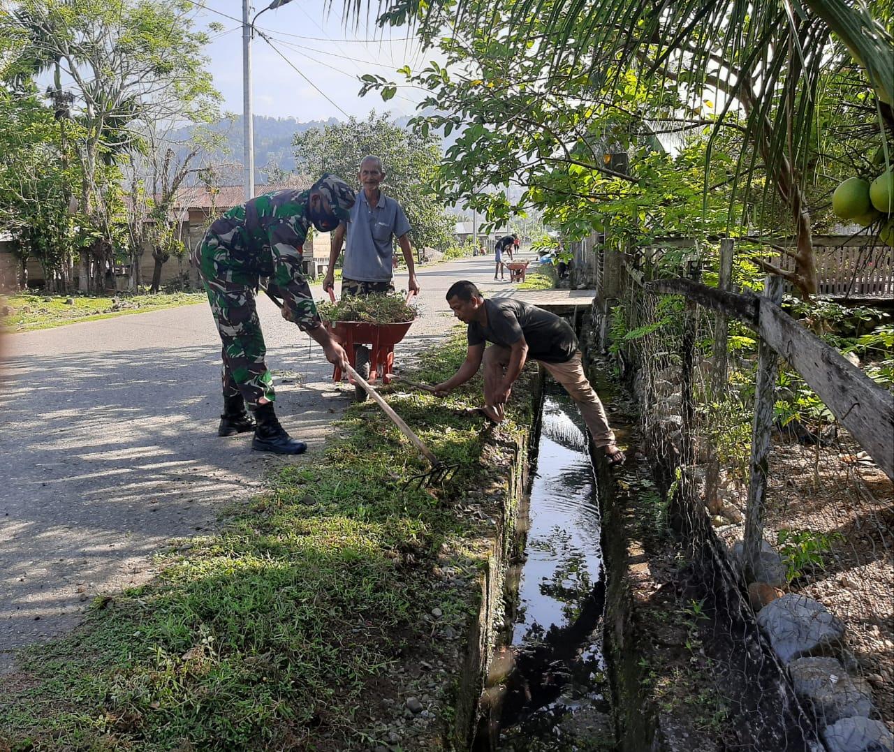 Babinsa Lamno dan Warga Peduli Kebersihan Lingkungan