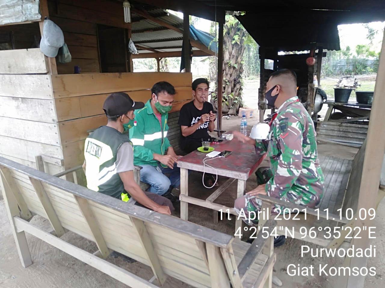 Pererat Tali Silaturahmi Babinsa Posramil Kuala Pesisir Laksanakan Komsos bersama masyarakat