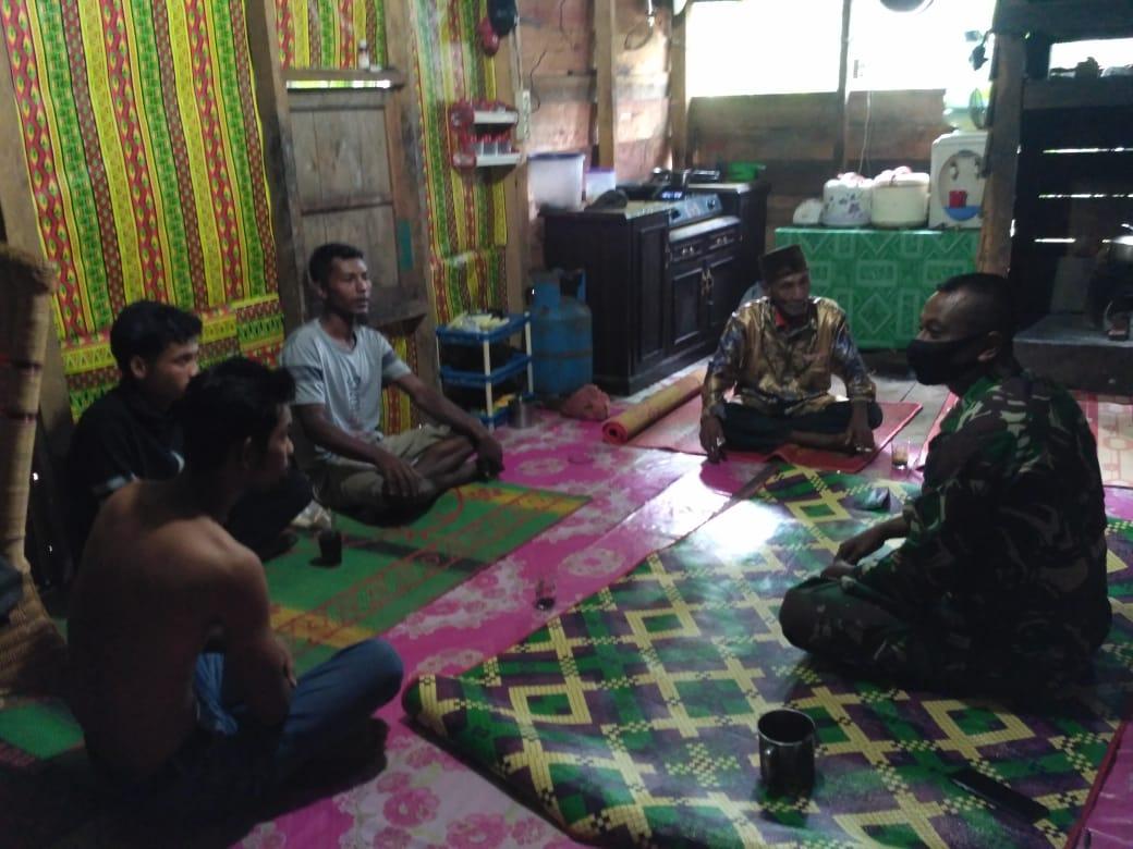 Jalin Keakraban dan Keterbukaan, Babinsa Pos Ramil Betong Ateuh Banggalang Laksanakan Komsos dengan Masyarakat