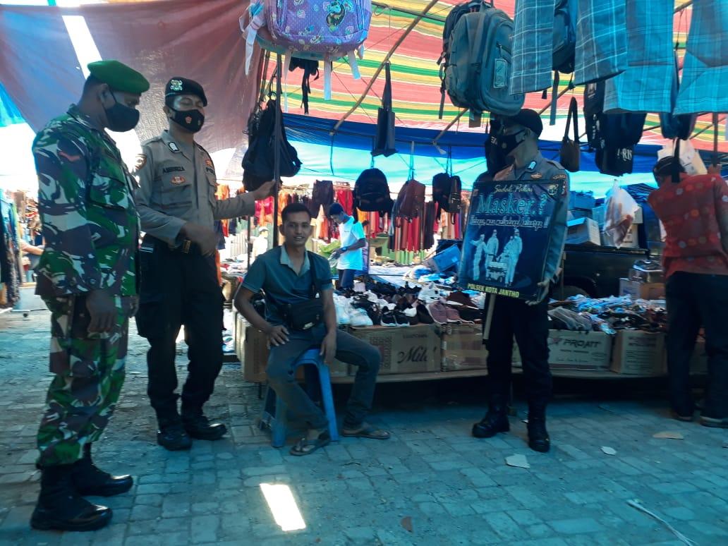 Babinsa dan Bhabinkamtibmas Ajak Masyarakat Patuhi Protkes Covid-19