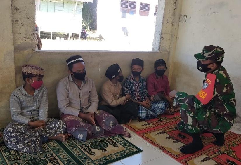 Babinsa Laksanakan Komsos Keagamaan dengan anak anak pesatren                                  