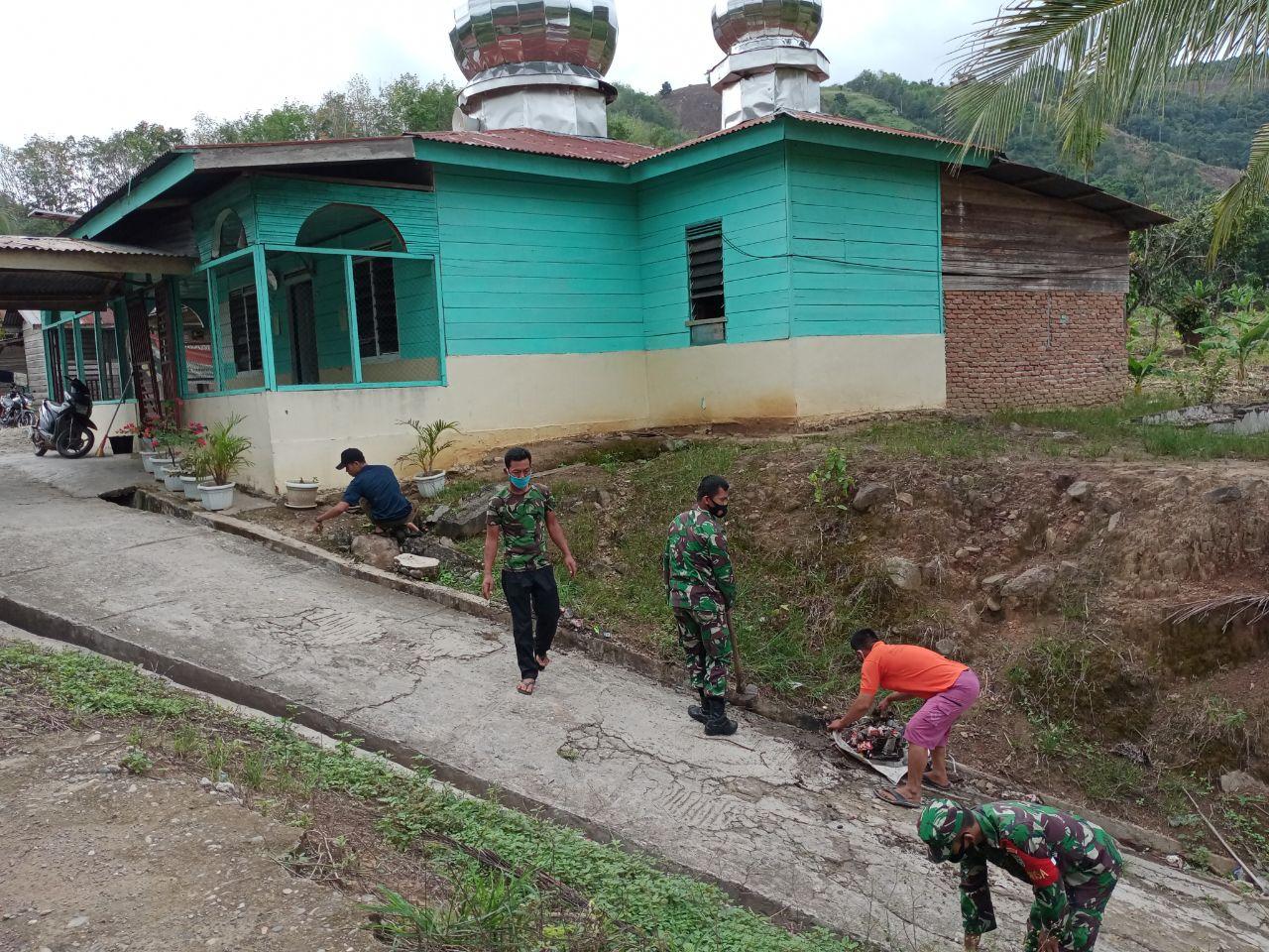 Babinsa Ajak Warga Bersihkan Perkarangan Masjid Sambut Ramadhan 1442 H