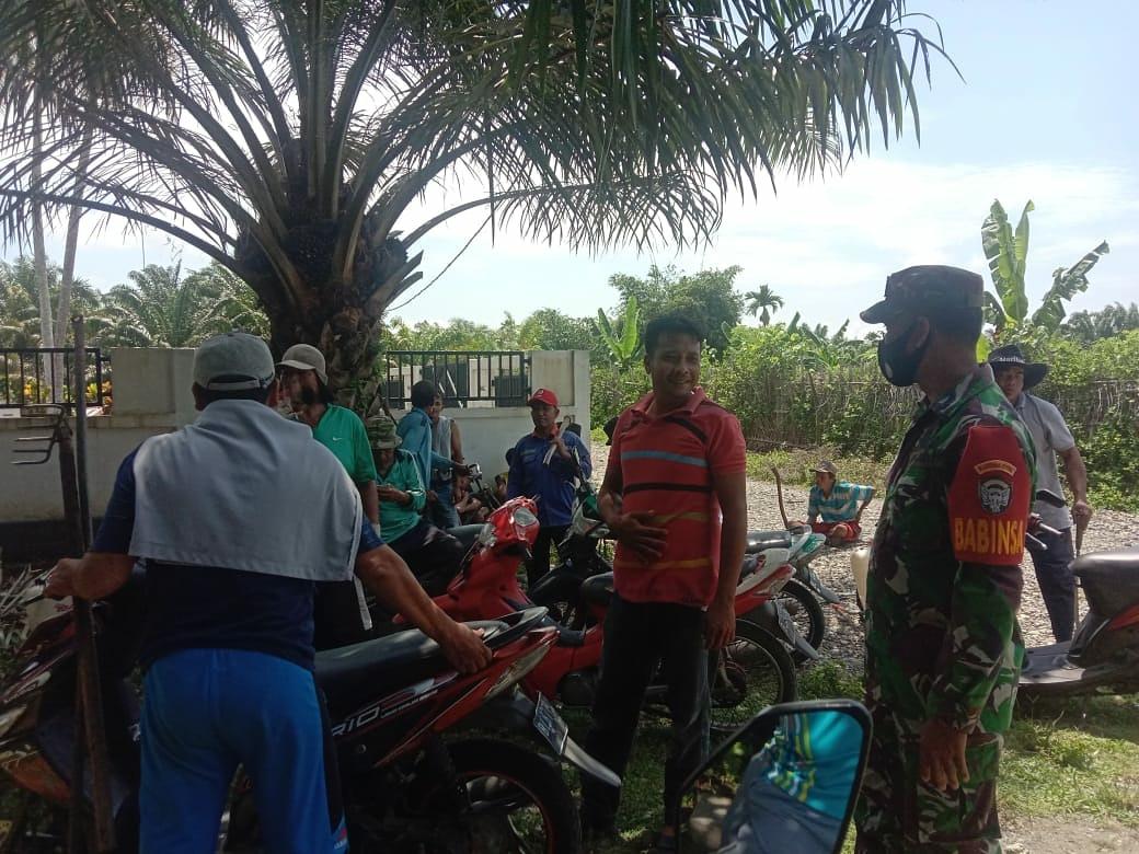 Komsos Babinsa Posramil Kuala Pesisir Dengan Masyarakat