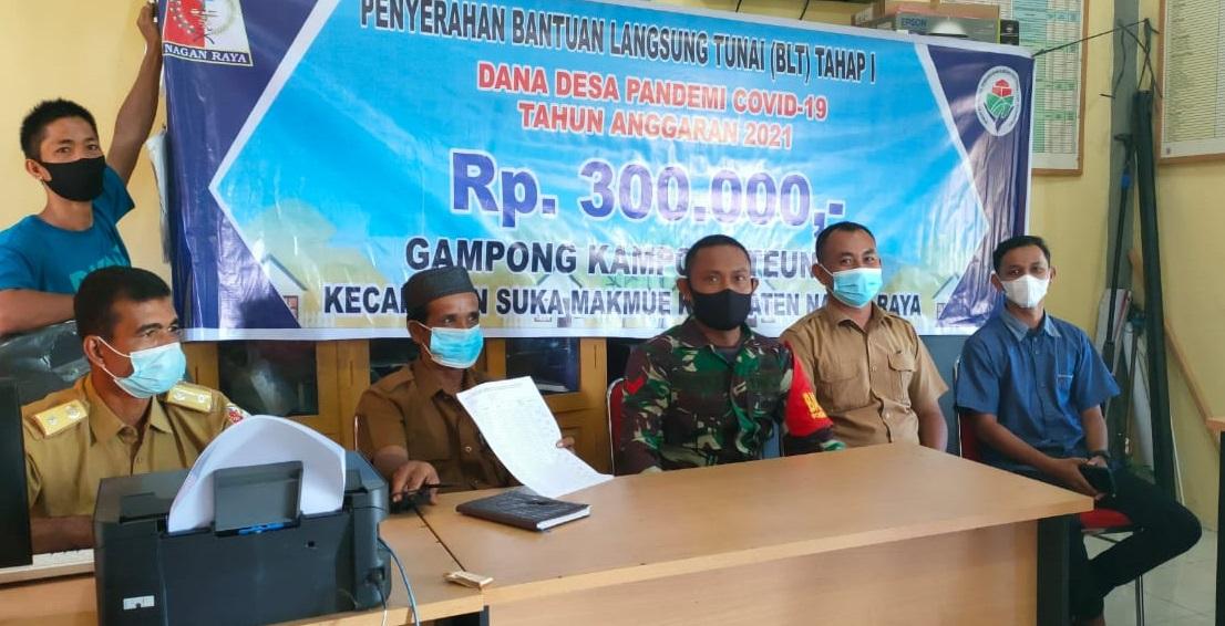 Babinsa bantu Aparat Desa Bagikan BLT kepada Masyarakat kurang mampu