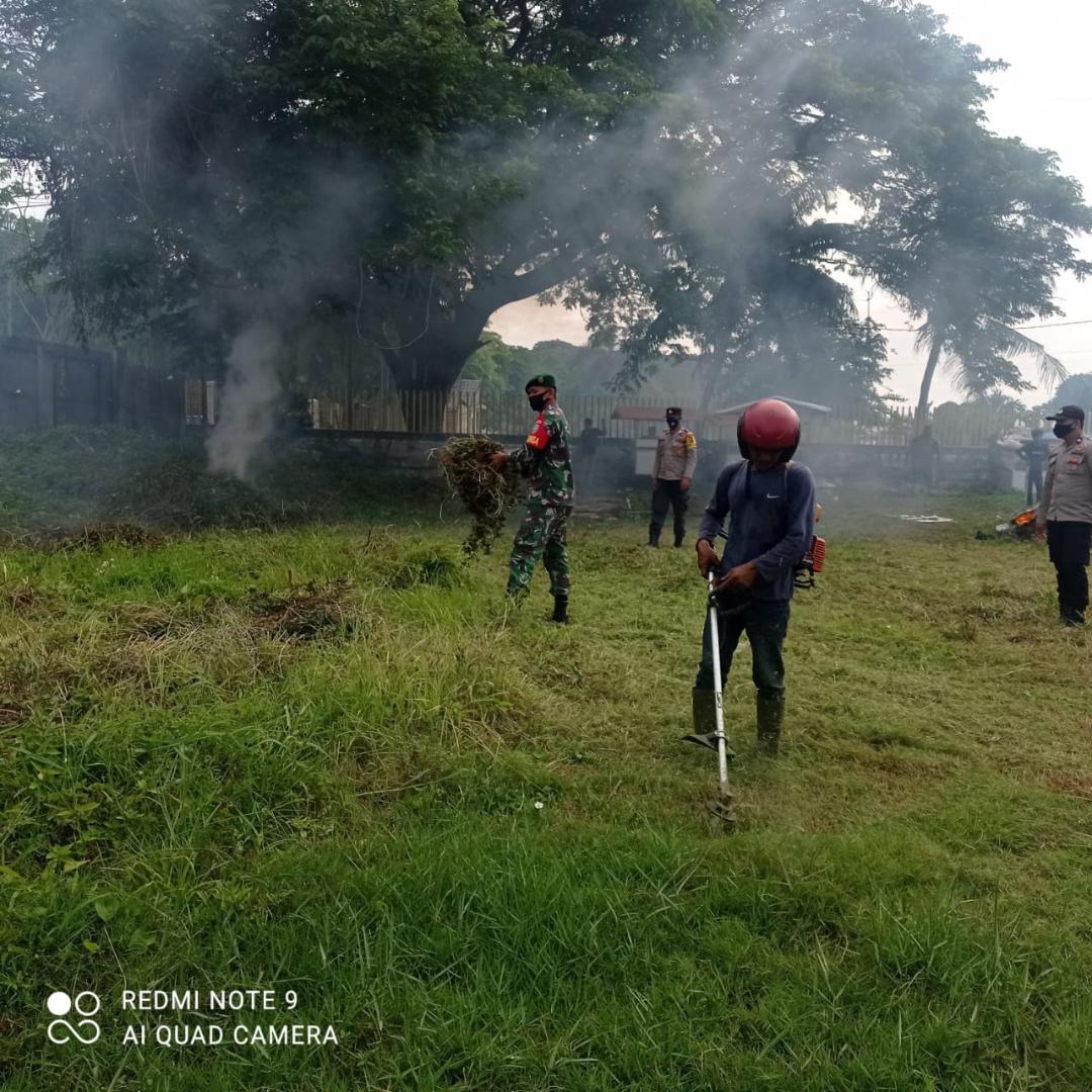 Babinsa Tetap Bergotong Royong di Bulan Rramadhan Bersama Warga Desa Binaan