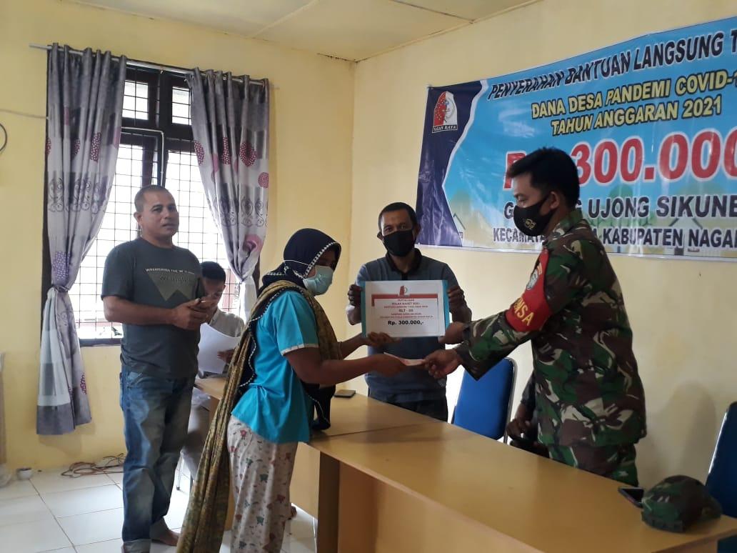 Babinsa Koramil 08/Kuala Laksanakan Pendampingan Pembagian BLT