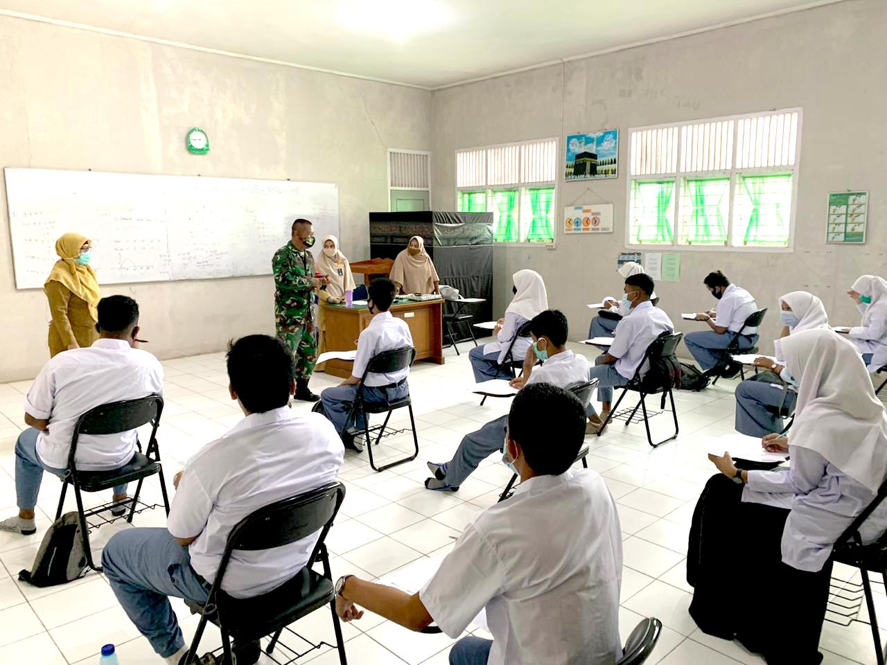 Sinergitas Babinsa Koramil 22/Simpang Tiga dengan Petugas Kesehatan di Desa Binaan