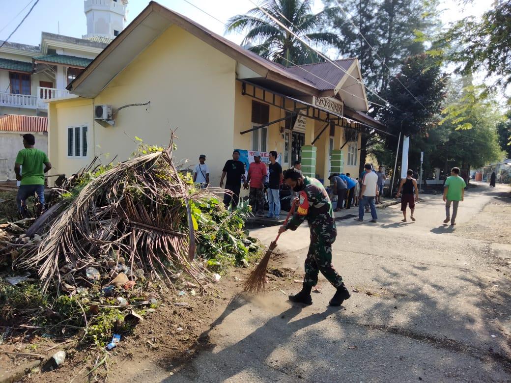SAMBUT RAMADHAN 1442 HIJRIAH, BABINSA, BABINKAMTIBMAS SERTA MASYARAKAT DESA, BERSIHKAN LINGKUNGAN MASJID