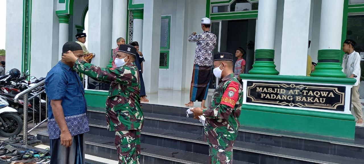 Jama’ah Shalat Jum’at Dapat Serbuan Masker dari Babinsa Koramil 02/Lateng
