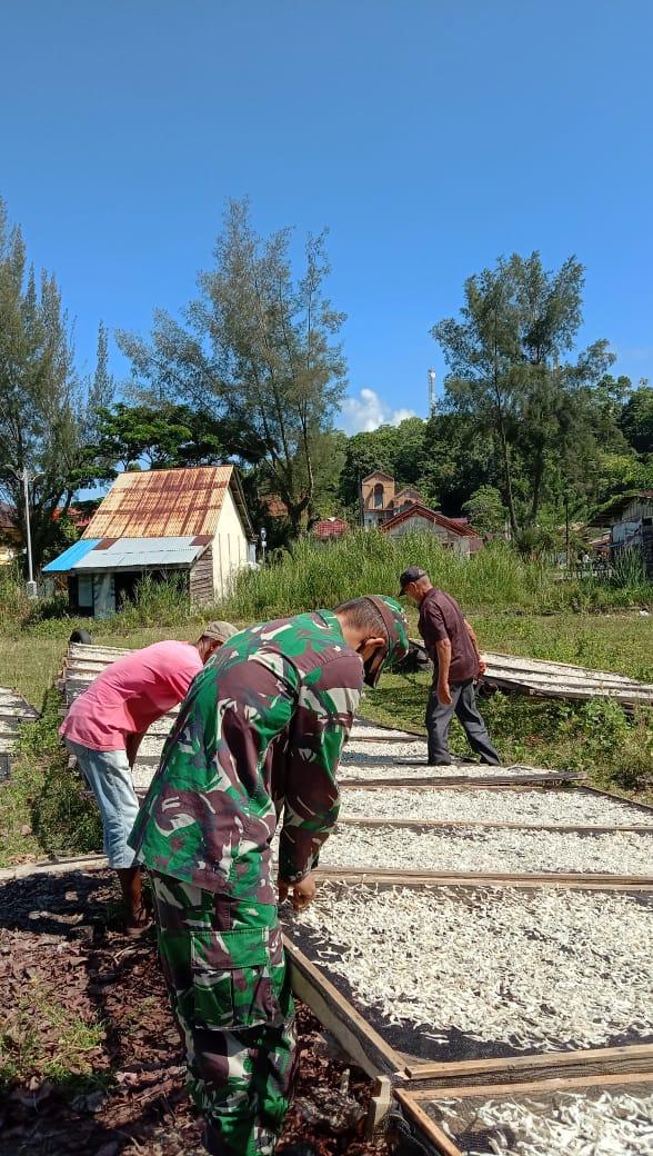 Tingkatkan Ekonomi Nelayan Kopda Rahmat Bantu Jemurkan Ikan Teri Hasil Tangkapan