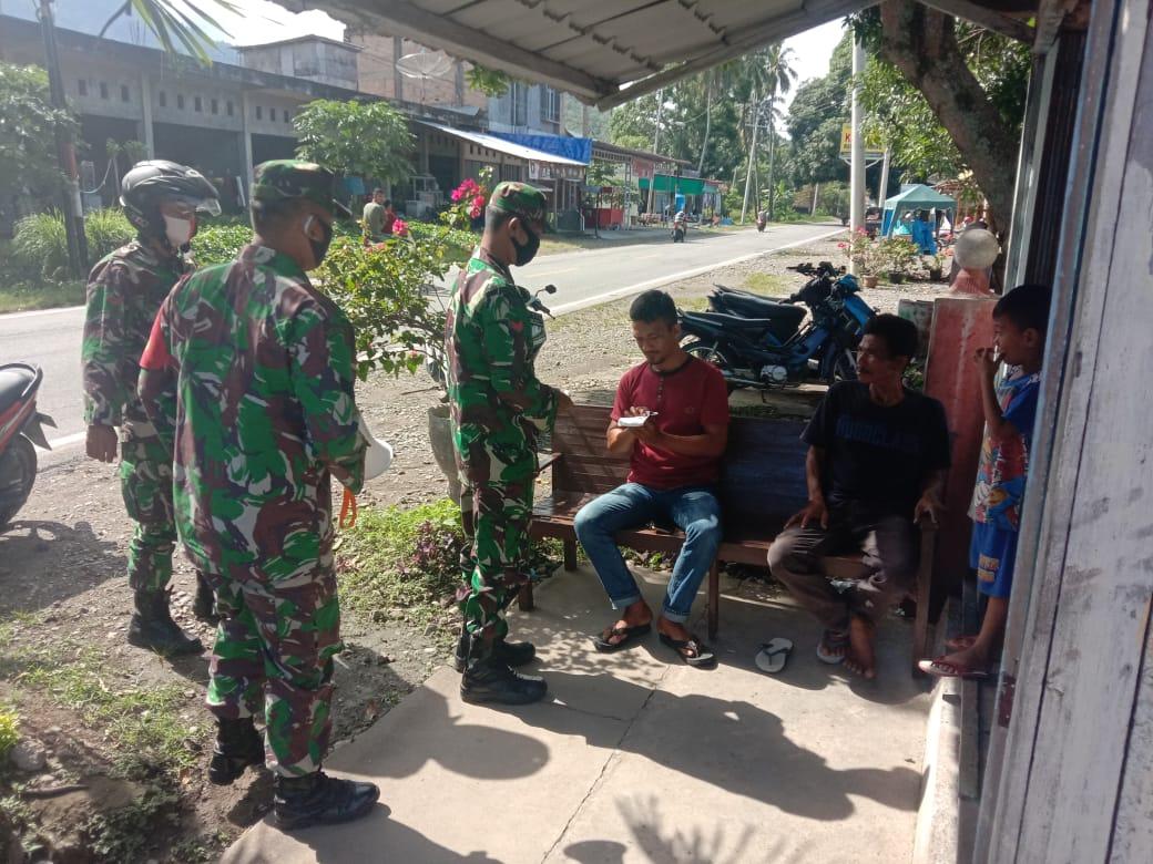 Bagi-Bagi Masker, Cara Babinsa Edukasi Protkes dan Lindungi Kesehatan Warga Desa Binaan