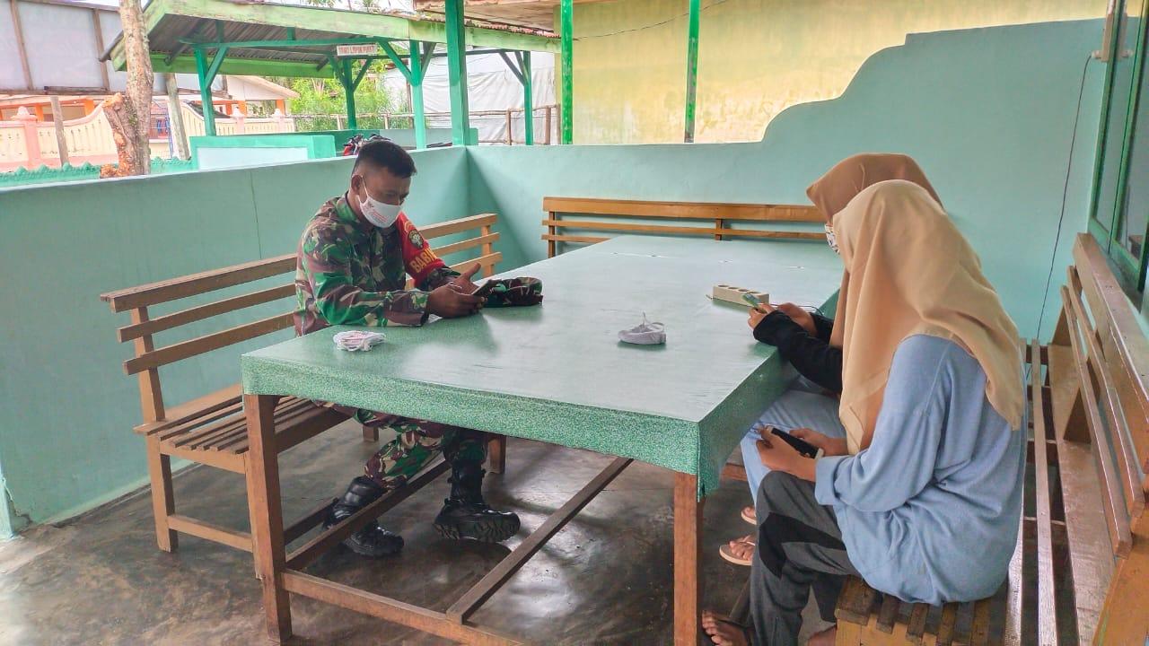 Datang ke Koramil, Dua Remaja Putri Kota Fajar Dapat Motivasi dan Arahan Dari Babinsa