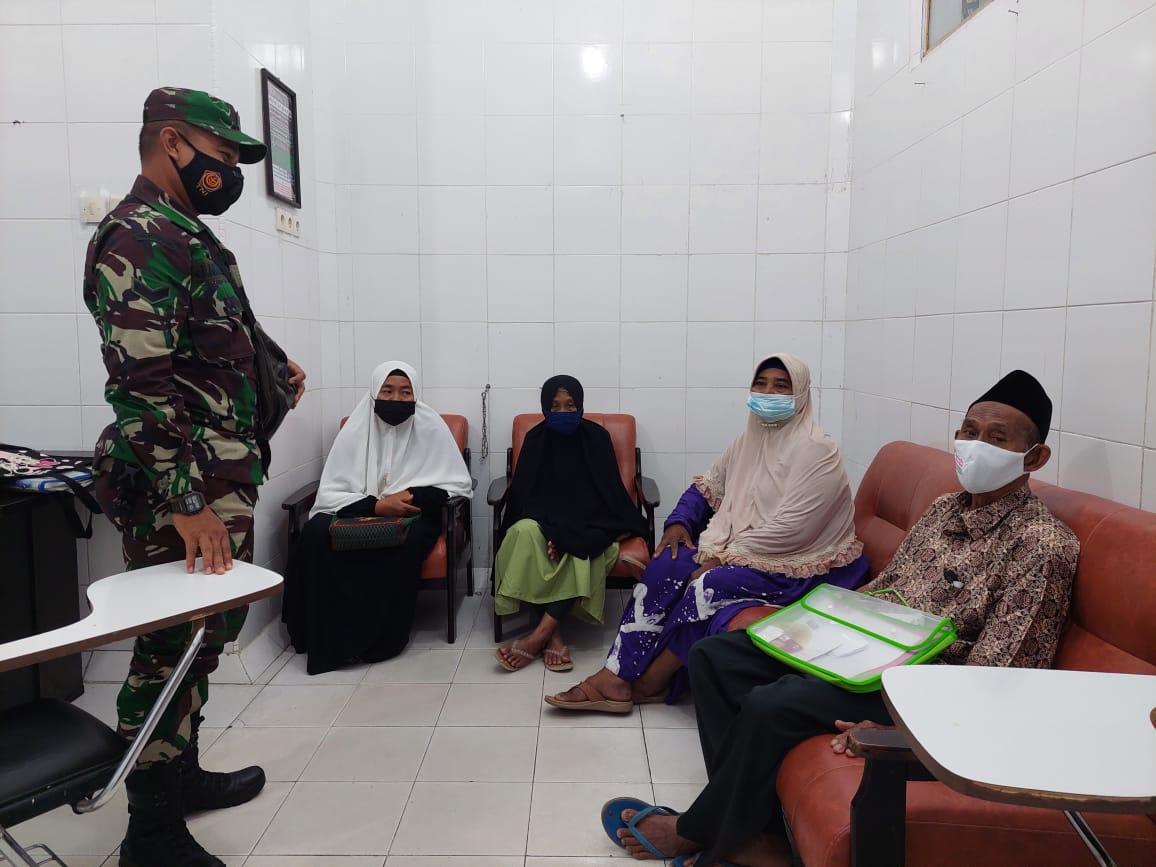 Tidak Lelah, Babinsa Ingatkan Warga Selalu Terapkan Protkes