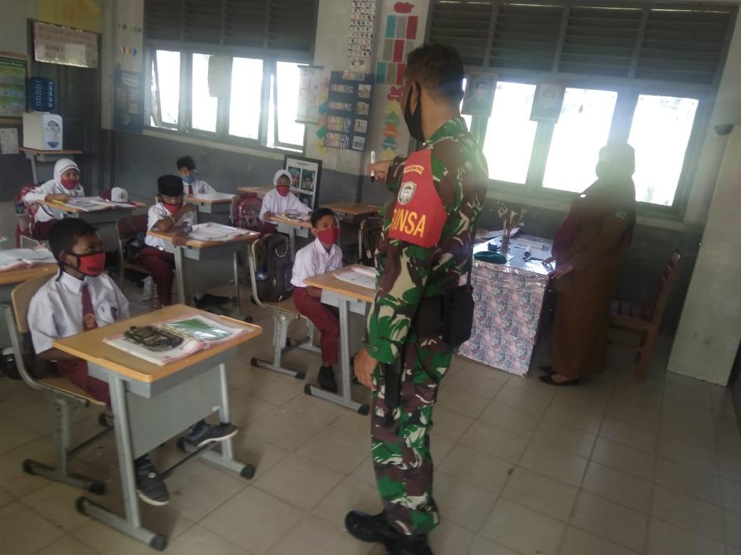 Babinsa Koramil Calang Berikan Materi Wawasan Kebangsaan Kepada Pelajar Sekolah Dasar