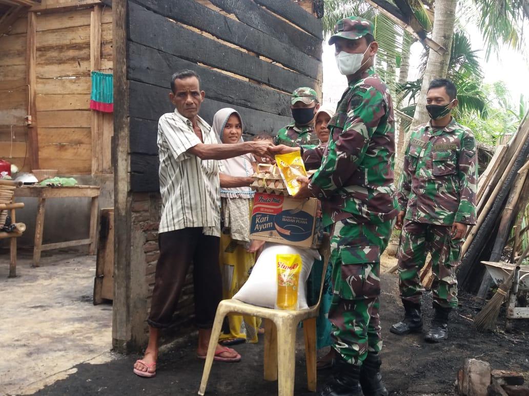 Wujud Kepedulian Terhadap Korban Kebakaran, Danramil 03/Dwt Serahkan Bantuan Sembako.