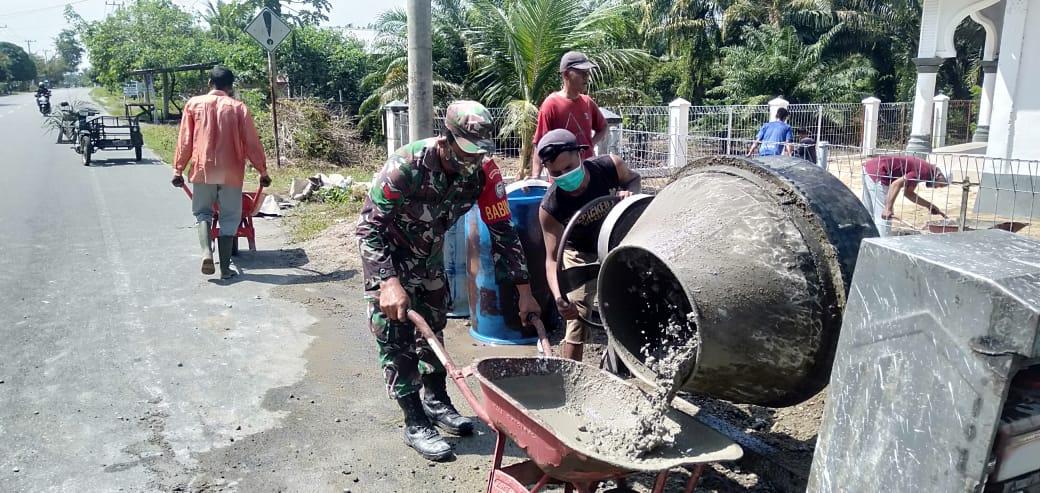 Babinsa Teunom Bantu Warga Renovasi Masjid