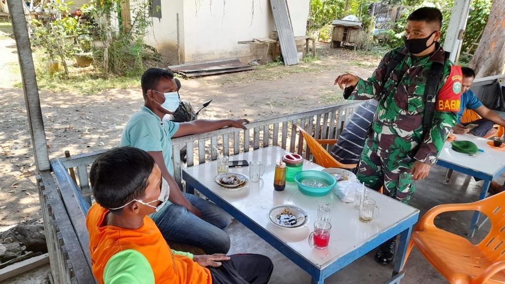 Untuk Mengetahui Situasi Wilayah, Babinsa Sertu Darman Lubis, Melaksanakan Komsos