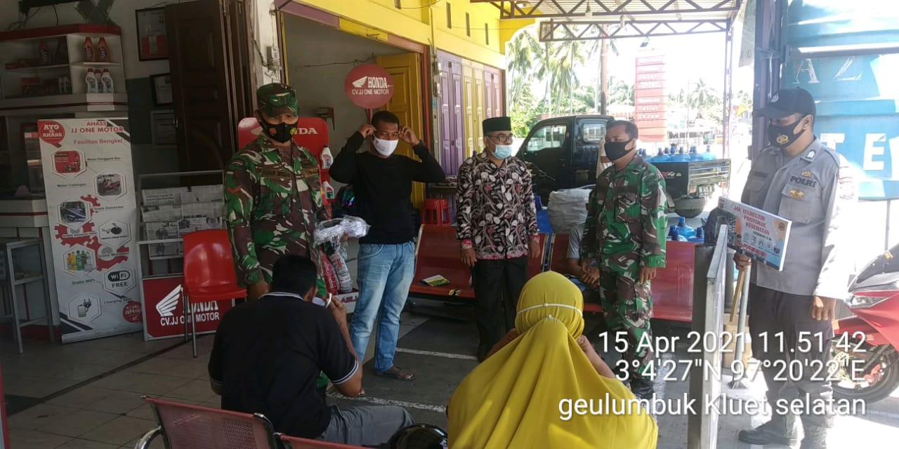 Sosialisasi PPKM, TNI/Polri dan Unsur Pemerintah Kecamatan Kluet Selatan Bagi-bagi Masker