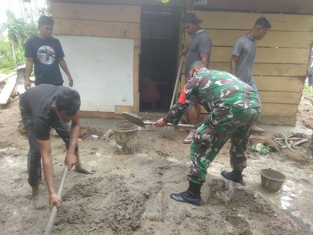 Atasi Kesulitan Warga, Koptu Tursaini dan Masyarakat Subarang Bantu Bangun Rumah Ibu Ratini