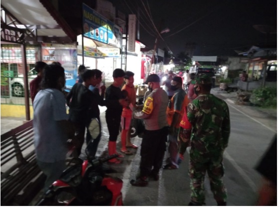 Tegakkan Disiplin Protkes, TNI Bagikan Masker